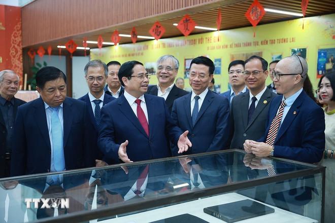 Thủ tướng Phạm Minh Chính tham quan không gian trưng bày kết quả nghiên cứu về khoa học-xã hội tại Viện Hàn lâm Khoa học và Xã hội Việt Nam. (Ảnh: Dương Giang/TTXVN) ttxvn-thu-tuong-tham-va-lam-viec-voi-vien-han-lam-khoa-hoc-va-xa-hoi-viet-nam-3.jpg