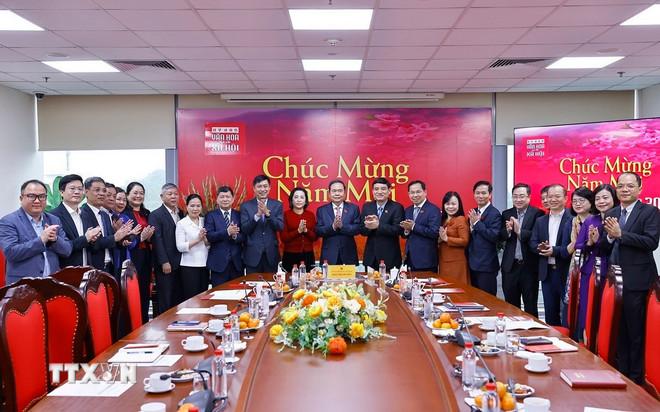 Chủ tịch Quốc hội Trần Thanh Mẫn với lãnh đạo Ủy ban Văn hóa và Xã hội của Quốc hội. (Ảnh: Doãn Tấn/TTXVN) ttxvn-chu-tich-quoc-hoi-tran-thanh-man-gap-mat-uy-ban-van-hoa-va-xa-hoi-cua-quoc-hoi-2.jpg