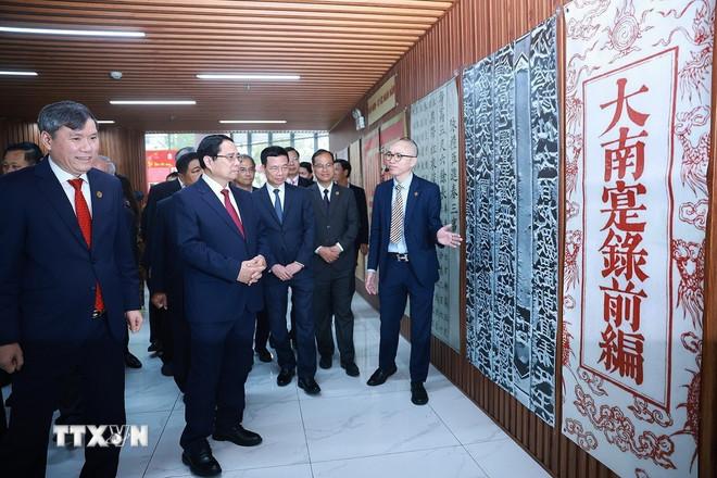Thủ tướng Phạm Minh Chính tham quan không gian trưng bày về Hán Nôm tại Viện Hàn lâm Khoa học và Xã hội Việt Nam. (Ảnh: Dương Giang/TTXVN) ttxvn-thu-tuong-tham-va-lam-viec-voi-vien-han-lam-khoa-hoc-va-xa-hoi-viet-nam-2.jpg