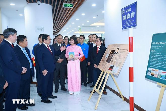 Thủ tướng Phạm Minh Chính tham quan không gian trưng bày kết quả nghiên cứu về khoa học-xã hội tại Viện Hàn lâm Khoa học và Xã hội Việt Nam. (Ảnh: Dương Giang/TTXVN) ttxvn-thu-tuong-tham-va-lam-viec-voi-vien-han-lam-khoa-hoc-va-xa-hoi-viet-nam-7.jpg