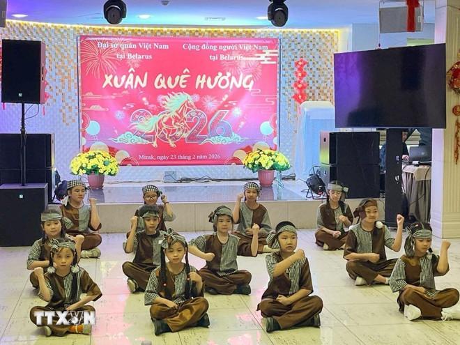 Hoạt động văn hóa, văn nghệ cộng đồng tại "Xuân Quê hương - Bính Ngọ 2026." (Ảnh: TTXVN phát) ttxvn-xuan-que-huong-belarus-1.jpg