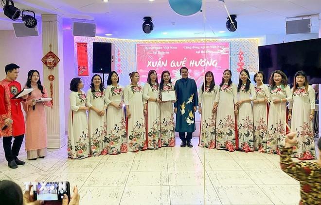 Đại sứ Việt Nam tại Belarus Nguyễn Văn Trung (giữa) phát biểu chúc Tết tại “Xuân Quê hương - Bính Ngọ 2026.” (Ảnh: TTXVN phát) ttxvn-xuan-que-huong-belarus-3.jpg