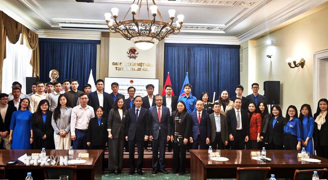 Đặc phái viên Tổng Bí thư Lê Hoài Trung chụp ảnh cùng những người tham dự. (Ảnh: Tâm Hằng/TTXVN) ttxvn-dac-phai-vien-tong-bi-thu-thong-bao-ket-qua-dai-hoi-xiv-den-cong-dong-tai-lb-nga-8607981-3.jpg