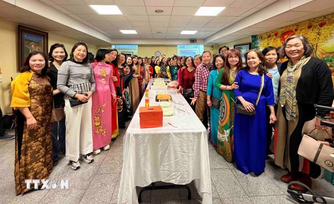 Các thành viên Hội Phụ nữ Việt Nam tại Vương quốc Bỉ tại buổi gặp mặt. (Ảnh: Hương Giang/TTXVN) ttxvn-phu-nu-viet-tai-bi-ron-rang-don-xuan-va-ngay-83-8616215.jpg
