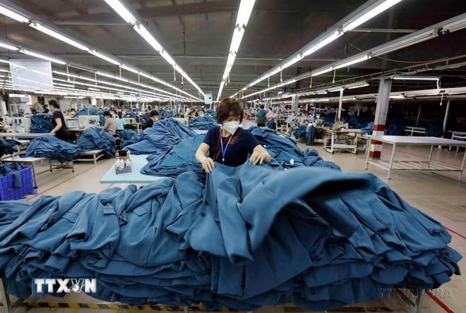 May hàng xuất khẩu sang thị trường Tây Ban Nha tại Công ty may Hồ Gươm (Hưng Yên). (Ảnh: Trần Việt/TTXVN) ttxvn-0604-kinh-te-viet-nam-tay-ban-nha-1.jpg