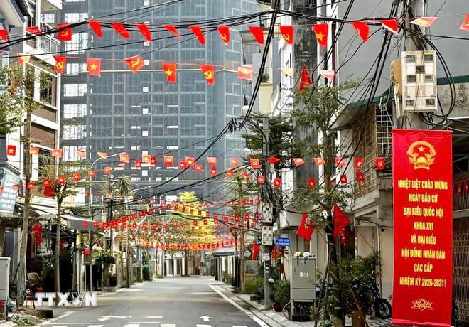 Đường phố trên địa bàn phường Phú Thượng (Hà Nội) nhuộm đỏ sắc cờ Tổ quốc hân hoan hướng về ngày hội non sông. (Ảnh: Nguyễn Thắng/TTXVN) ttxvn-bau-cu.jpg