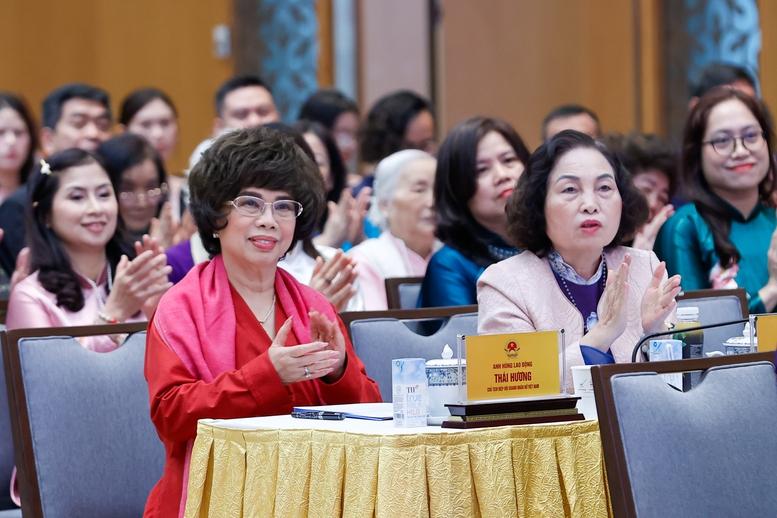 Thủ tướng: Phụ nữ Việt Nam vượt qua chính mình, trở thành lực lượng nòng cốt, nhân tố kiến tạo tiến trình đổi mới và phát triển- Ảnh 8.