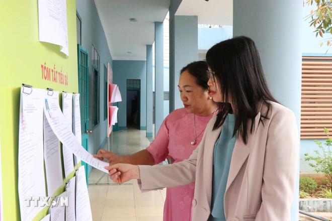Cử tri phường Ea Kao, tỉnh Đắk Lắk quan tâm tìm hiểu về tiểu sử của các ứng cử viên. (Ảnh: Nguyên Dung/TTXVN) ttxvn-bau-cu-quoc-hoi-va-hdnd-dak-lak-san-sang-cho-ngay-hoi-bau-cu-0403-6.jpg