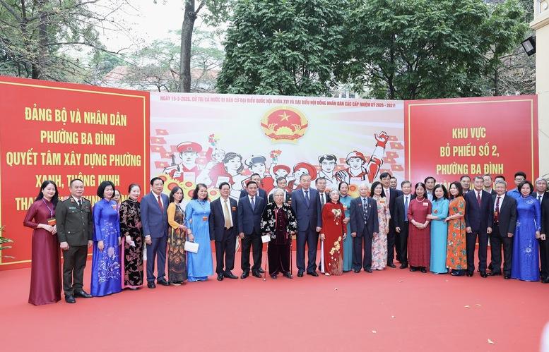 Tổng Bí thư Tô Lâm bỏ phiếu bầu cử đại biểu Quốc hội, HĐND các cấp tại phường Ba Đình, Hà Nội- Ảnh 8.