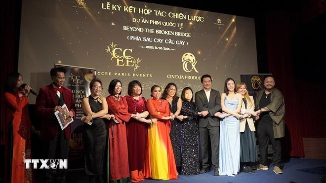 Các thành viên Hội Chị chị em em Paris events và Cinexia Productions ký kết hợp tác chiến lược trong các dự án điện ảnh chung sắp tới. (Ảnh: Đào Dũng/TTXVN) ttxvn-ket-noi-cong-dong.jpg