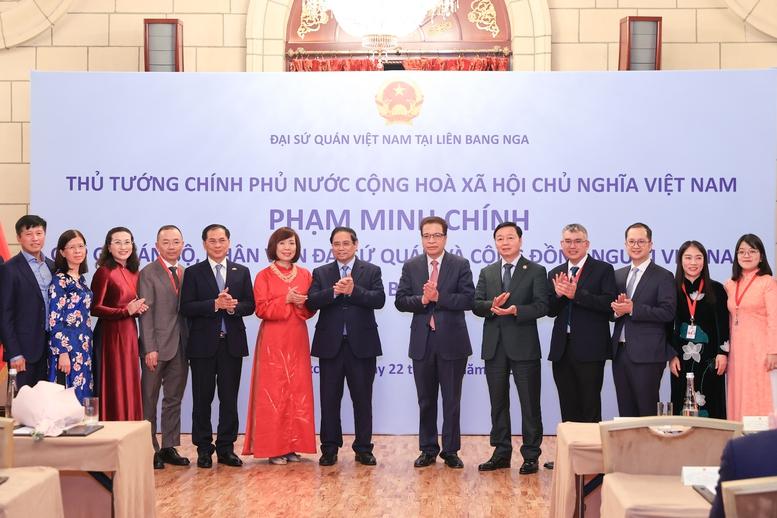 Thủ tướng Phạm Minh Chính gặp gỡ cán bộ, nhân viên Đại sứ quán và cộng đồng người Việt Nam tại Liên bang Nga- Ảnh 12. Thủ tướng Phạm Minh Chính gặp gỡ cán bộ, nhân viên Đại sứ quán và cộng đồng người Việt Nam tại Liên bang Nga- Ảnh 12.