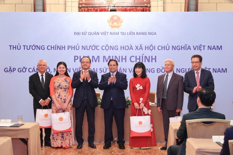 Thủ tướng Phạm Minh Chính gặp gỡ cán bộ, nhân viên Đại sứ quán và cộng đồng người Việt Nam tại Liên bang Nga- Ảnh 11. Thủ tướng Phạm Minh Chính gặp gỡ cán bộ, nhân viên Đại sứ quán và cộng đồng người Việt Nam tại Liên bang Nga- Ảnh 11.