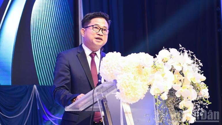 Tổng Lãnh sự Việt Nam tại Khon Kaen Đinh Hoàng Linh mong muốn Tổng hội tiếp tục phát triển vững mạnh. (Ảnh: XUÂN SƠN) ndo_br_anh-5.jpg