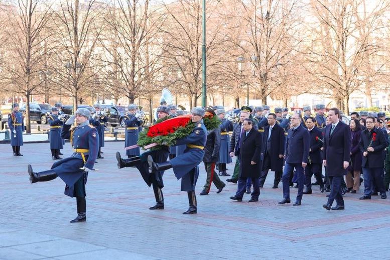 Thủ tướng dâng hoa tại Tượng đài Chủ tịch Hồ Chí Minh và Đài tưởng niệm Liệt sĩ Vô danh ở Moscow (Nga)- Ảnh 6. Thủ tướng dâng hoa tại Tượng đài Chủ tịch Hồ Chí Minh và Đài tưởng niệm Liệt sĩ Vô danh ở Moscow (Nga)- Ảnh 6.