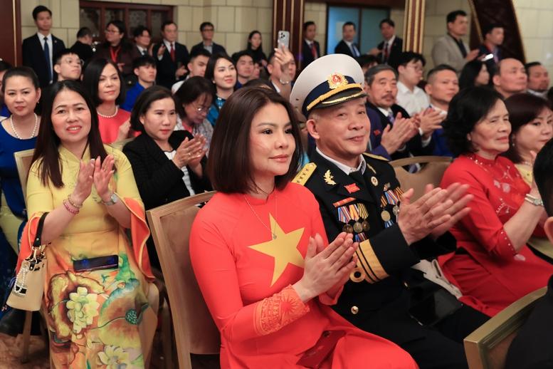 Thủ tướng Phạm Minh Chính gặp gỡ cán bộ, nhân viên Đại sứ quán và cộng đồng người Việt Nam tại Liên bang Nga- Ảnh 10. Thủ tướng Phạm Minh Chính gặp gỡ cán bộ, nhân viên Đại sứ quán và cộng đồng người Việt Nam tại Liên bang Nga- Ảnh 10.