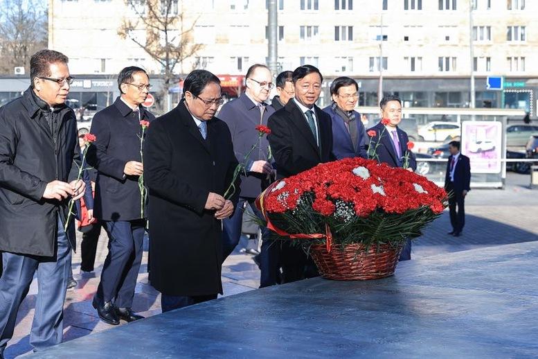 Thủ tướng dâng hoa tại Tượng đài Chủ tịch Hồ Chí Minh và Đài tưởng niệm Liệt sĩ Vô danh ở Moscow (Nga)- Ảnh 3. Thủ tướng dâng hoa tại Tượng đài Chủ tịch Hồ Chí Minh và Đài tưởng niệm Liệt sĩ Vô danh ở Moscow (Nga)- Ảnh 3.