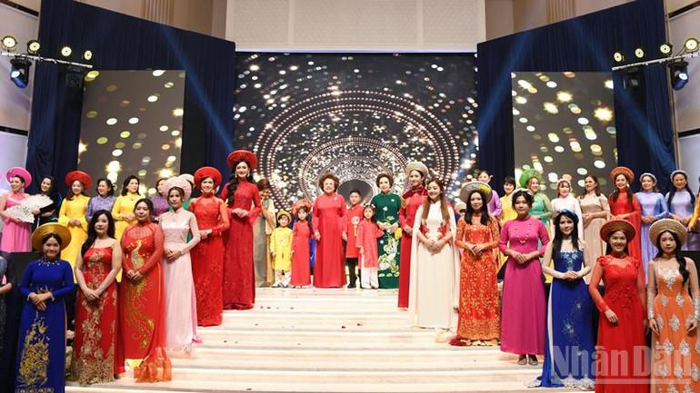 Tiết mục trình diễn áo dài tại buổi lễ. (Ảnh: XUÂN SƠN) ndo_br_anh-9.jpg