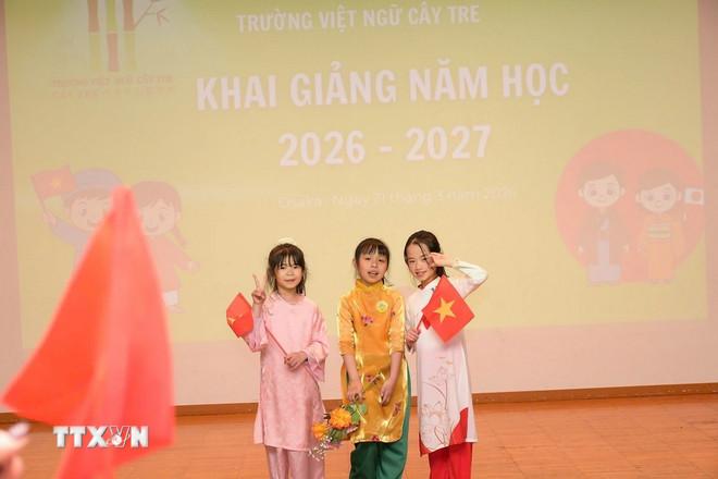 Học sinh Trường Việt ngữ Cây Tre biểu diễn tiết mục “Ếch ngồi đáy giếng”. (Ảnh: Phạm Tuân/TTXVN) ttxvn-tieng-viet-2.jpg