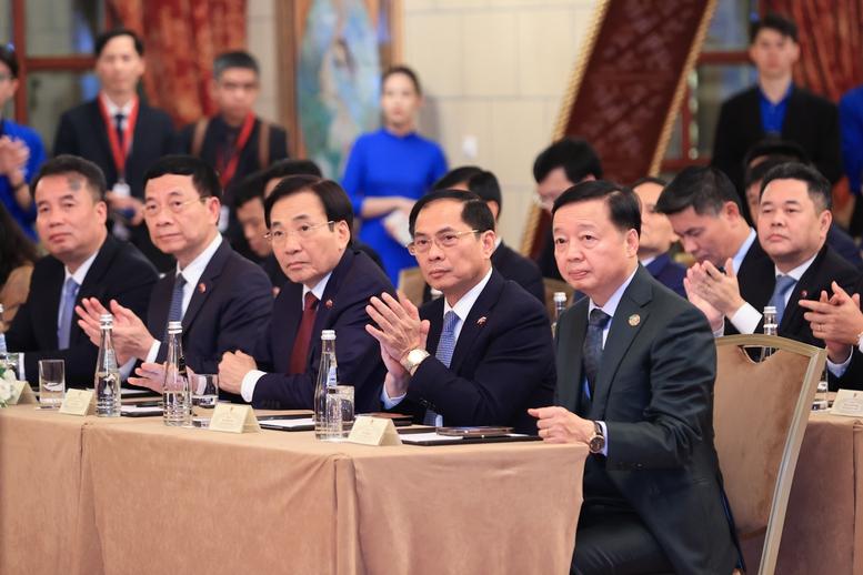 Thủ tướng Phạm Minh Chính gặp gỡ cán bộ, nhân viên Đại sứ quán và cộng đồng người Việt Nam tại Liên bang Nga- Ảnh 5. Thủ tướng Phạm Minh Chính gặp gỡ cán bộ, nhân viên Đại sứ quán và cộng đồng người Việt Nam tại Liên bang Nga- Ảnh 5.