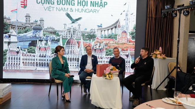 Khách mời chia sẻ trong cuộc gặp mặt. (Ảnh: Hoàng Linh/TTXVN) nguoi-viet-tai-hung-1.jpg