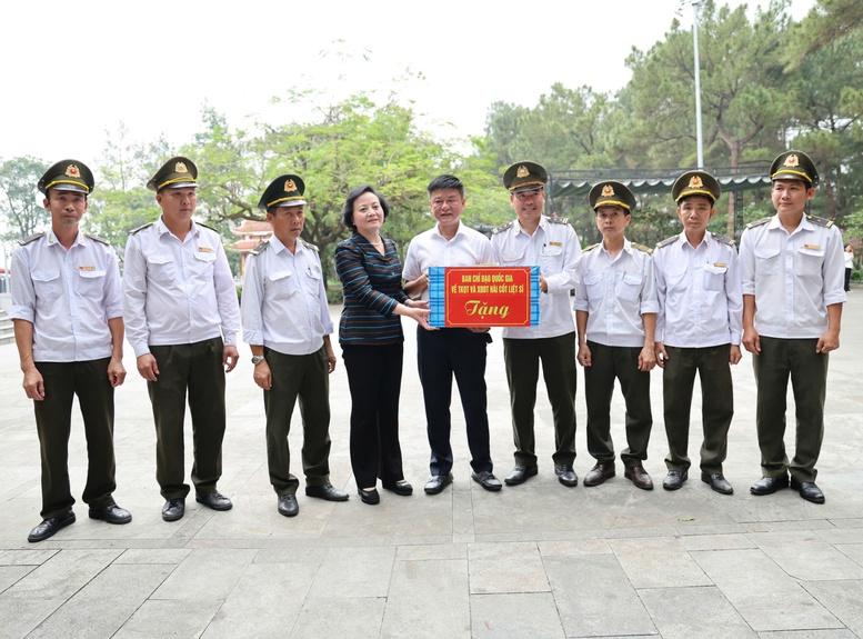 Phó Thủ tướng Phạm Thị Thanh Trà dâng hương tri ân các Anh hùng liệt sĩ tại Quảng Trị- Ảnh 7.