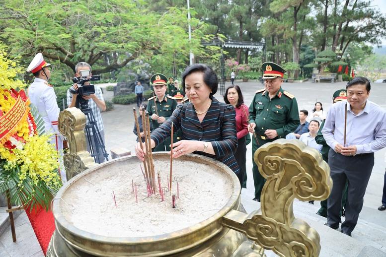 Phó Thủ tướng Phạm Thị Thanh Trà dâng hương tri ân các Anh hùng liệt sĩ tại Quảng Trị- Ảnh 5.