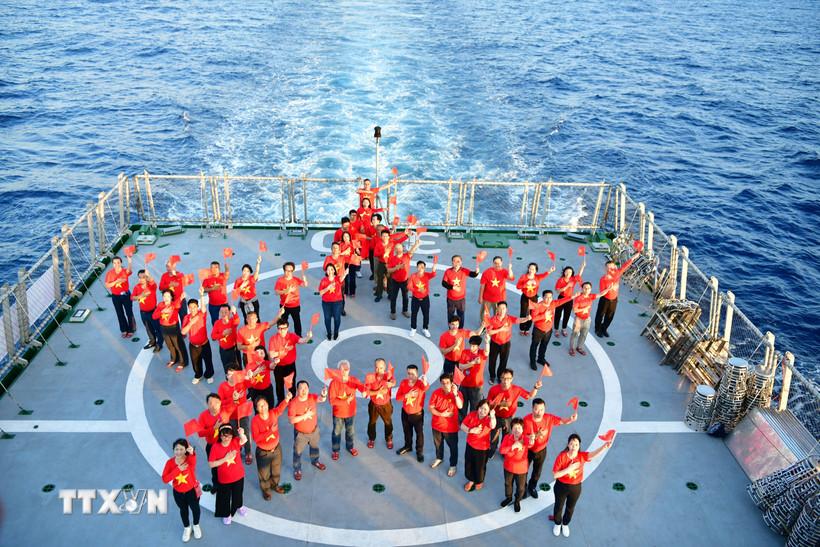 Hơn 60 kiều bào về từ 24 quốc gia và vùng lãnh thổ trên thế giới tham gia chương trình Đoàn kiều bào thăm quân và dân huyện đảo Trường Sa và Nhà giàn DK1 trên “Chuyến tàu Đại đoàn kết” từ ngày 18-26/4/2025. (Ảnh: TTXVN phát)