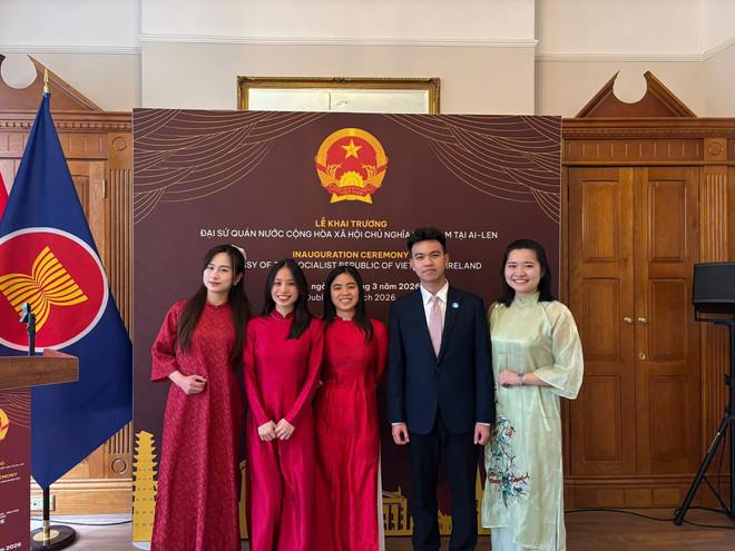 Ban Chấp hành Hội Sinh viên Việt Nam tại Ireland trong lễ khai trương Đại sứ quán Việt Nam tại Ireland. (Ảnh: CTV/Vietnam+) z7691077355528-e76a0059739df4cdd7dab4d534a5d829.jpg