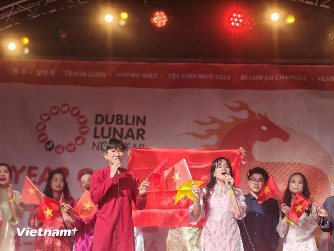 Tiết mục văn nghệ của Hội Sinh viên tại Dublin Lunar New Year 2026. (Ảnh: CTV/Vietnam+) vnp-ireland.jpg