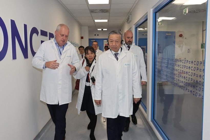 Tổng Bí thư, Chủ tịch nước Tô Lâm thăm Viện nghiên cứu và đào tạo sinh học Quốc gia Ireland, chiều 3/10/2024 tại Thủ đô Dublin. (Ảnh: Trí Dũng/TTXVN)