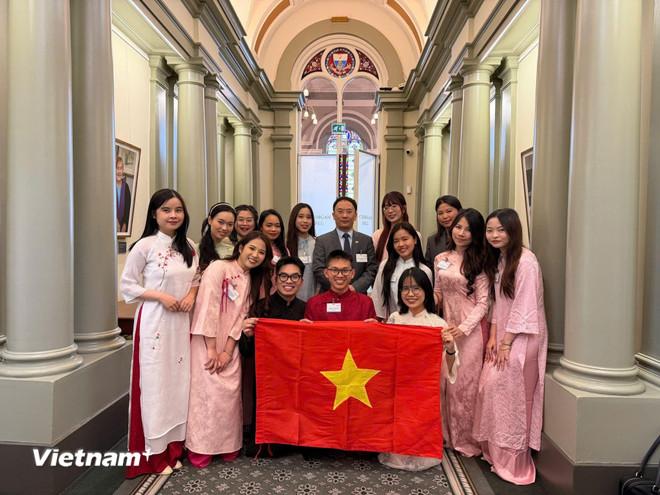 Các học giả giành Học bổng Chính phủ Ireland chụp ảnh cùng Đại sứ Phạm Toàn Thắng. (Ảnh: CTV/Vietnam+) vnp-ireland2.jpg