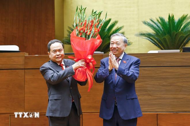 Tổng Bí thư Tô Lâm thay mặt Đại biểu Quốc hội khóa XVI tặng hoa chúc mừng Chủ tịch Quốc hội Trần Thanh Mẫn. (Ảnh: Doãn Tấn/TTXVN) ttxvn-dong-chi-tran-thanh-man-tuyen-the-nham-chuc-chu-tich-quoc-hoi-khoa-xvi-4.jpg