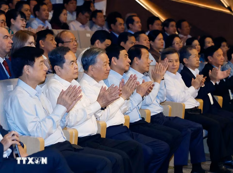 Tổng Bí thư, Chủ tịch nước Tô Lâm dự Chương trình nghệ thuật 'Tổ quốc trong tim'- Ảnh 2.