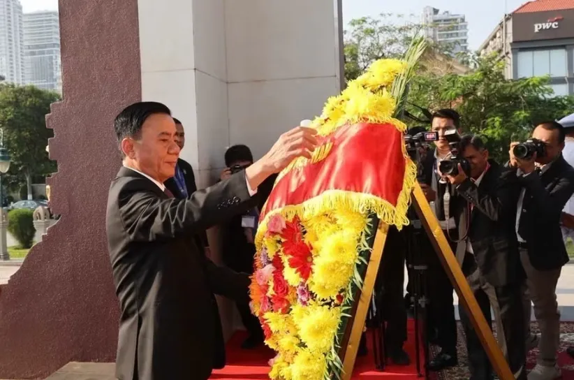 Thường trực Ban Bí thư Trần Cẩm Tú đặt vòng hoa tưởng niệm tại Campuchia - Ảnh 2.