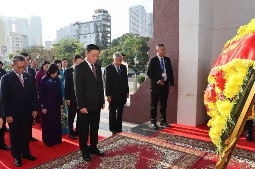 Thường trực Ban Bí thư Trần Cẩm Tú đặt vòng hoa tưởng niệm tại Campuchia - Ảnh 3.