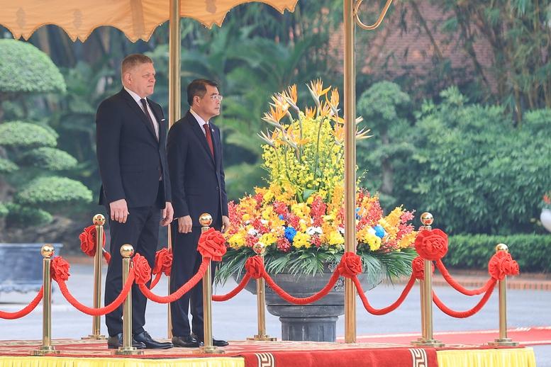 Thủ tướng Lê Minh Hưng chủ trì lễ đón Thủ tướng Slovakia thăm chính thức Việt Nam- Ảnh 2.