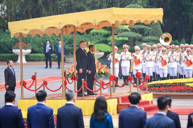 Thủ tướng Lê Minh Hưng chủ trì lễ đón Thủ tướng Slovakia thăm chính thức Việt Nam- Ảnh 3.