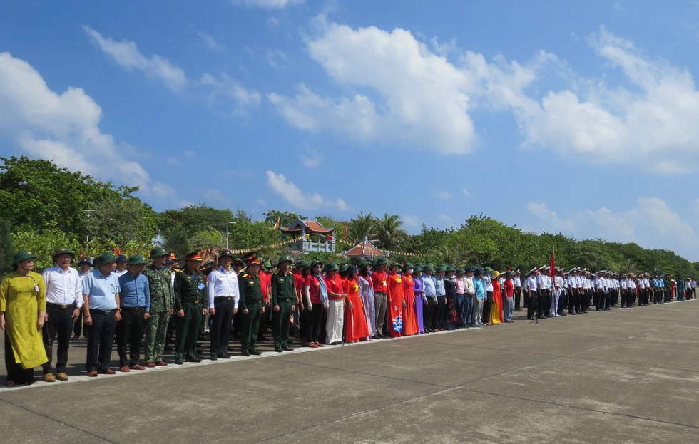 Tiếng nhạc Tiến quân ca giữa sóng Trường Sa và lời thề son sắt hòa vào Biển Đông - 8 Tiếng nhạc Tiến quân ca giữa sóng Trường Sa và lời thề son sắt hòa vào Biển Đông - 8