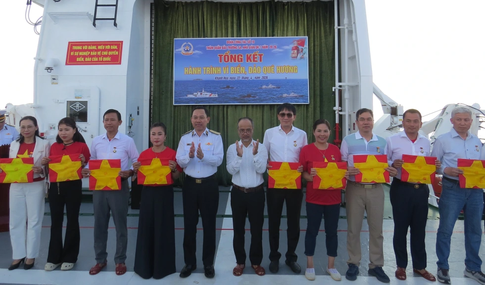 Tiếng nhạc Tiến quân ca giữa sóng Trường Sa và lời thề son sắt hòa vào Biển Đông - 18 Tiếng nhạc Tiến quân ca giữa sóng Trường Sa và lời thề son sắt hòa vào Biển Đông - 18