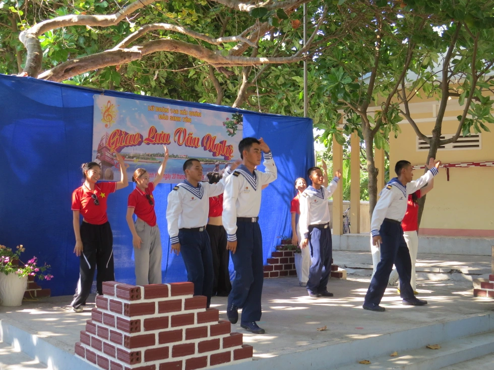 Tiếng nhạc Tiến quân ca giữa sóng Trường Sa và lời thề son sắt hòa vào Biển Đông - 6 Tiếng nhạc Tiến quân ca giữa sóng Trường Sa và lời thề son sắt hòa vào Biển Đông - 6