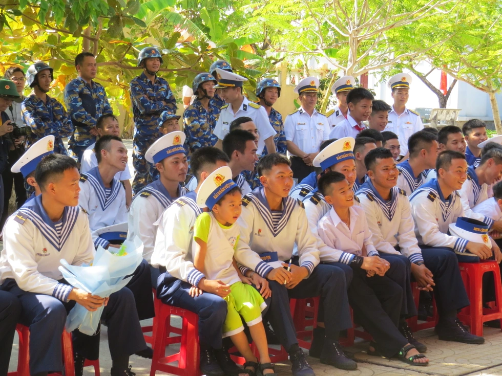 Tiếng nhạc Tiến quân ca giữa sóng Trường Sa và lời thề son sắt hòa vào Biển Đông - 7 Tiếng nhạc Tiến quân ca giữa sóng Trường Sa và lời thề son sắt hòa vào Biển Đông - 7