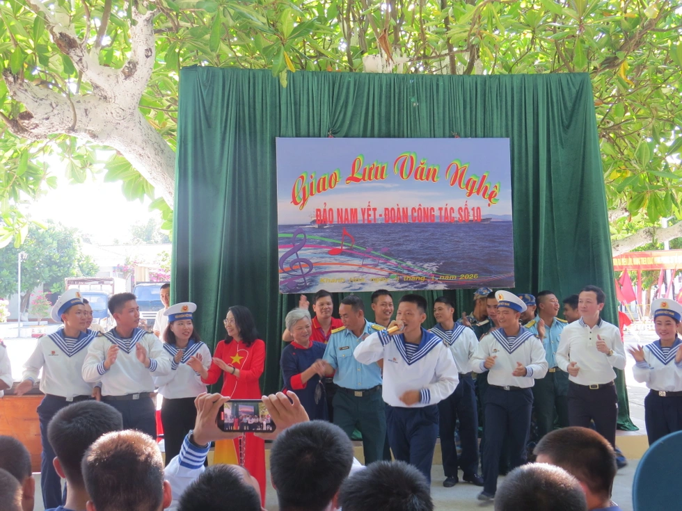 Tiếng nhạc Tiến quân ca giữa sóng Trường Sa và lời thề son sắt hòa vào Biển Đông - 5 Tiếng nhạc Tiến quân ca giữa sóng Trường Sa và lời thề son sắt hòa vào Biển Đông - 5
