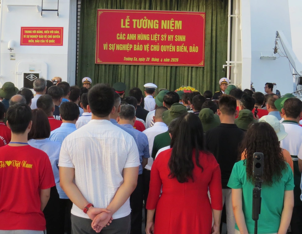 Tiếng nhạc Tiến quân ca giữa sóng Trường Sa và lời thề son sắt hòa vào Biển Đông - 12 Tiếng nhạc Tiến quân ca giữa sóng Trường Sa và lời thề son sắt hòa vào Biển Đông - 12