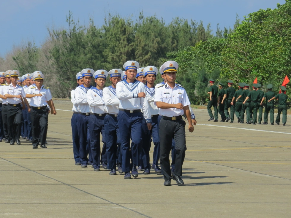 Tiếng nhạc Tiến quân ca giữa sóng Trường Sa và lời thề son sắt hòa vào Biển Đông - 11 Tiếng nhạc Tiến quân ca giữa sóng Trường Sa và lời thề son sắt hòa vào Biển Đông - 11