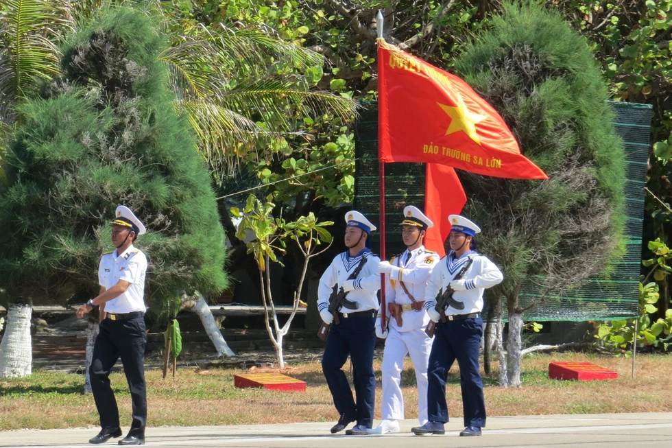 Tiếng nhạc Tiến quân ca giữa sóng Trường Sa và lời thề son sắt hòa vào Biển Đông - 10 Tiếng nhạc Tiến quân ca giữa sóng Trường Sa và lời thề son sắt hòa vào Biển Đông - 10