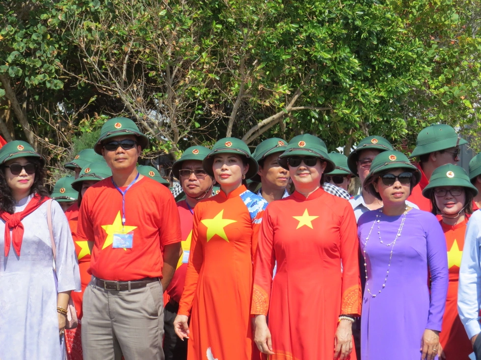 Tiếng nhạc Tiến quân ca giữa sóng Trường Sa và lời thề son sắt hòa vào Biển Đông - 9 Tiếng nhạc Tiến quân ca giữa sóng Trường Sa và lời thề son sắt hòa vào Biển Đông - 9