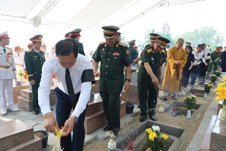 'Chiến dịch 500 ngày đêm' tiếp tục hành trình đưa các liệt sĩ trở về với đất mẹ- Ảnh 6. 'Chiến dịch 500 ngày đêm' tiếp tục hành trình đưa các liệt sĩ trở về với đất mẹ- Ảnh 6.