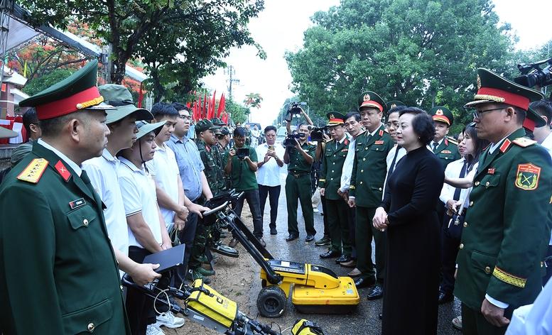 Phó Thủ tướng Phạm Thị Thanh Trà dự Lễ truy điệu, an táng hài cốt liệt sĩ tại Quảng Ngãi- Ảnh 4.