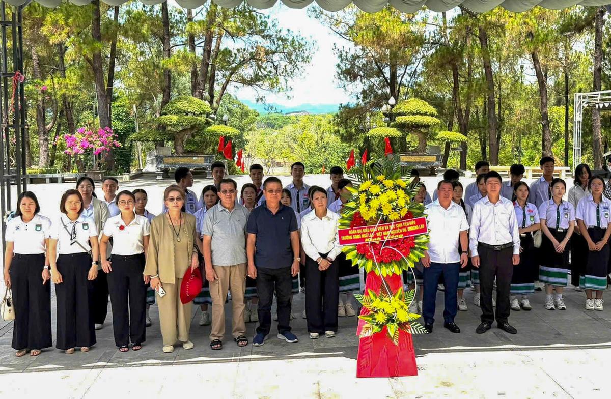Đoàn Trường song ngữ Lào - Việt Nam Nguyễn Du trải nghiệm văn hóa, lịch sử Việt Nam