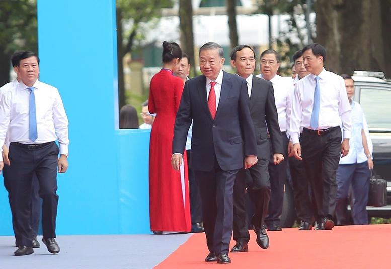 Sáng 2/7, kỷ niệm trọng thể 50 năm Ngày Thành phố Sài Gòn-Gia Định mang tên Chủ tịch Hồ Chí Minh- Ảnh 1.